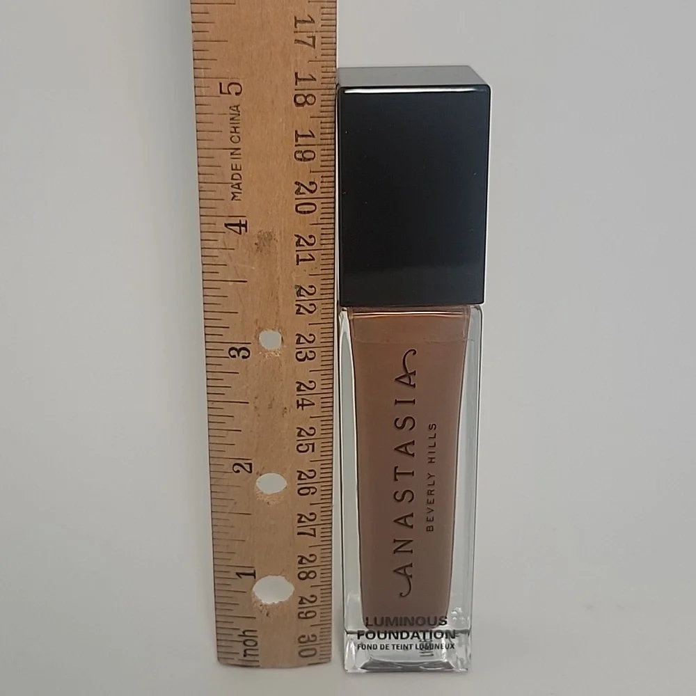 Anastasia Beverly Hills Foundation Makeup 520W